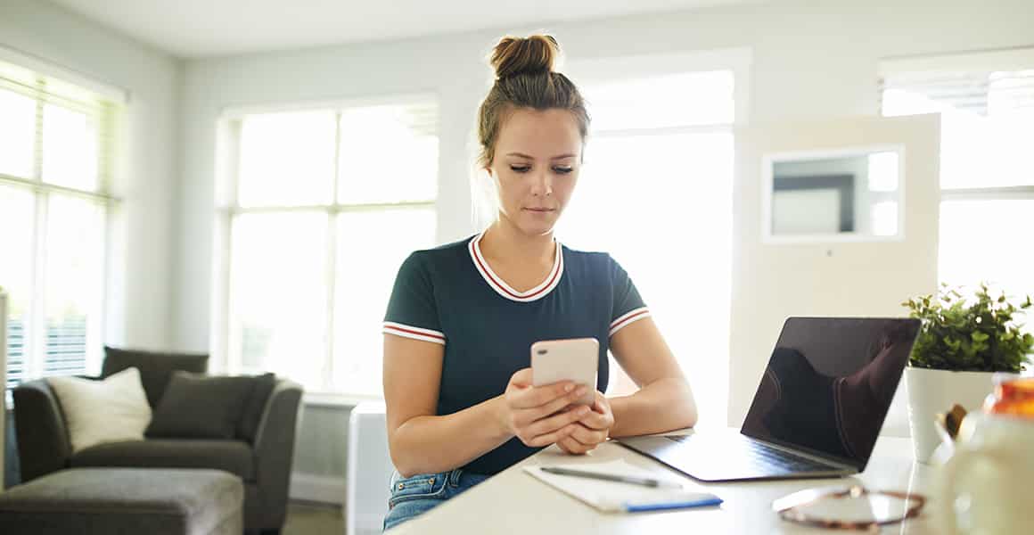 young woman with brown hair looking at your phone.